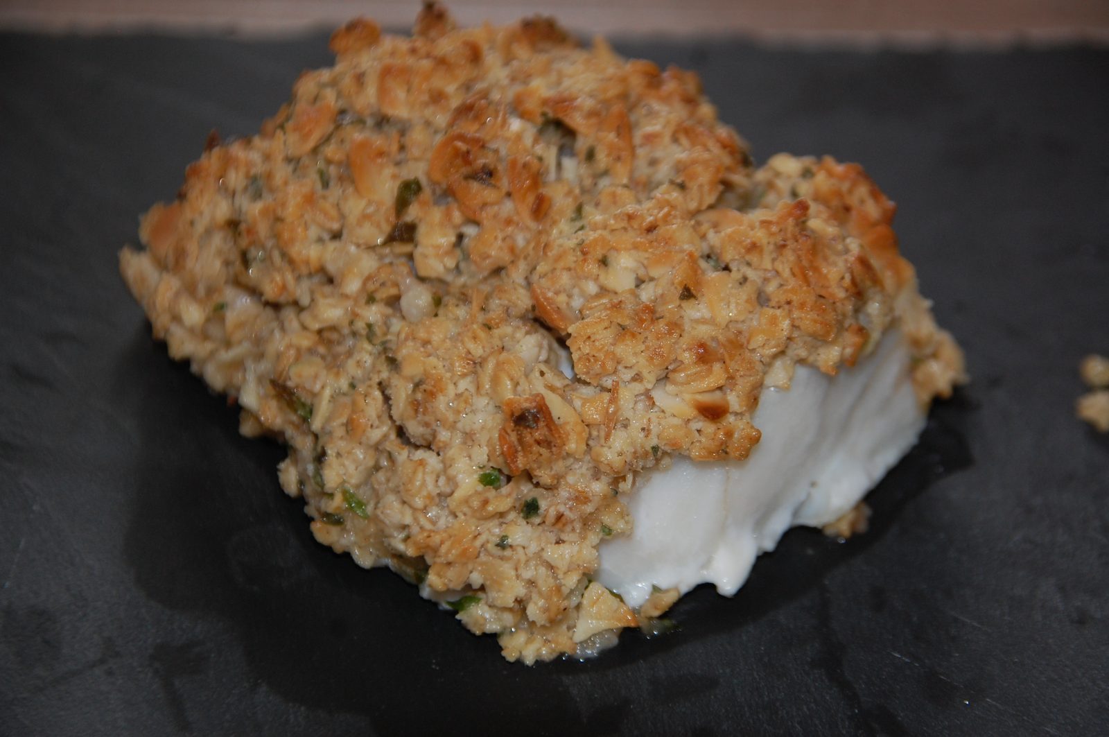 Dos de cabillaud en croûte de flocons d'avoine et amandes