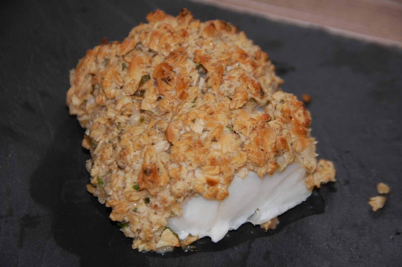 Dos de cabillaud en croûte de flocons d'avoine et amandes