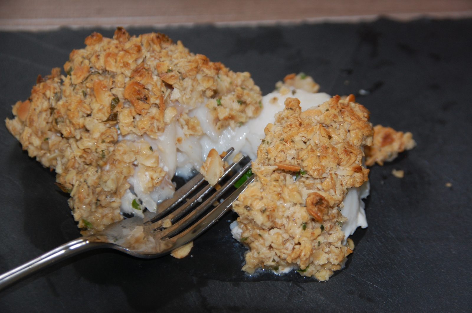 Dos de cabillaud en croûte de flocons d'avoine et amandes