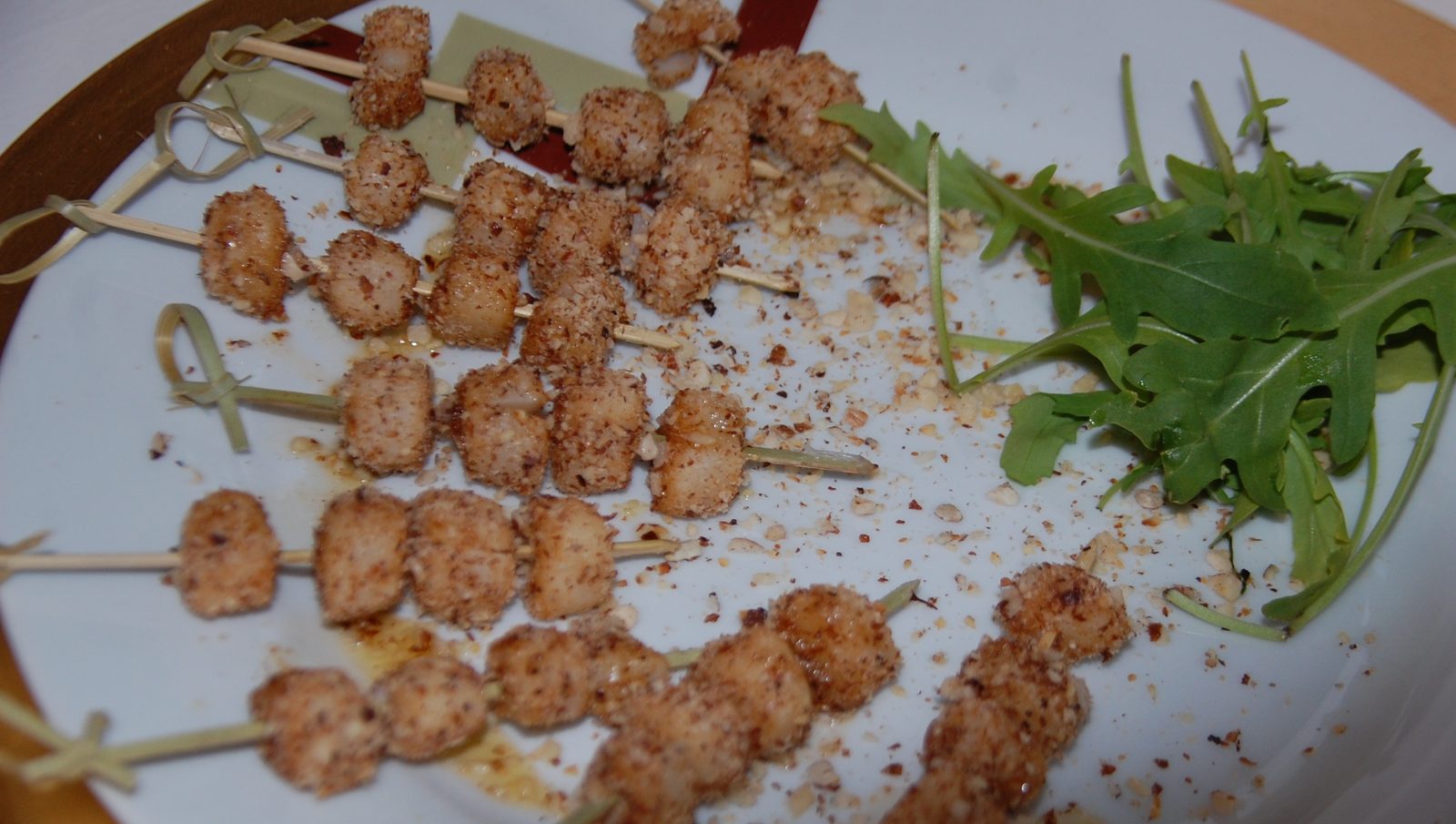 Brochettes de pétoncles aux noisettes