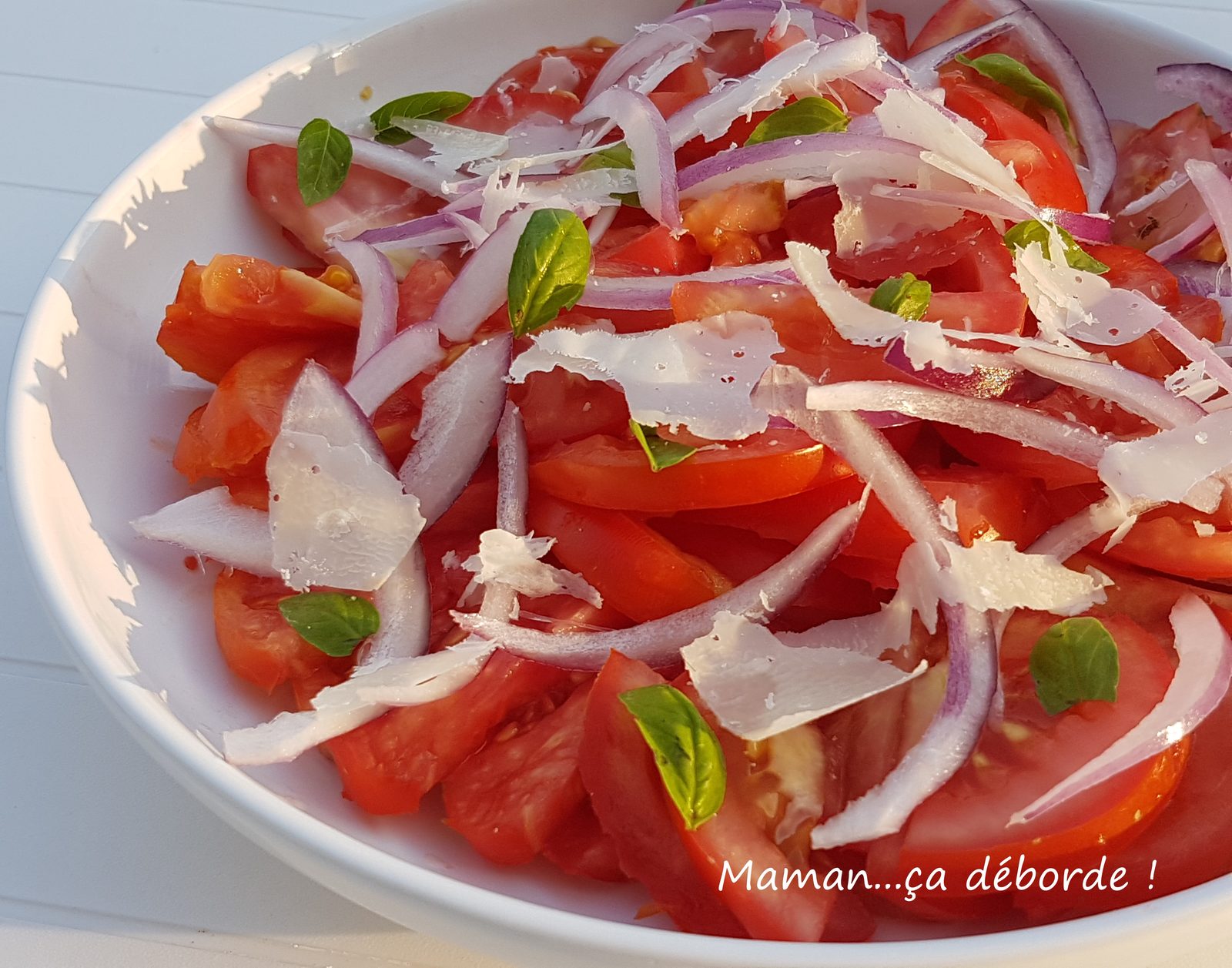 Salade de tomates, oignons rouges, basilic et parmesan