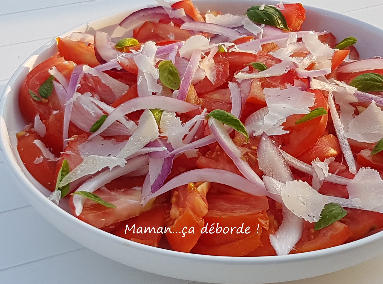 Salade de tomates, oignons rouges, basilic et parmesan