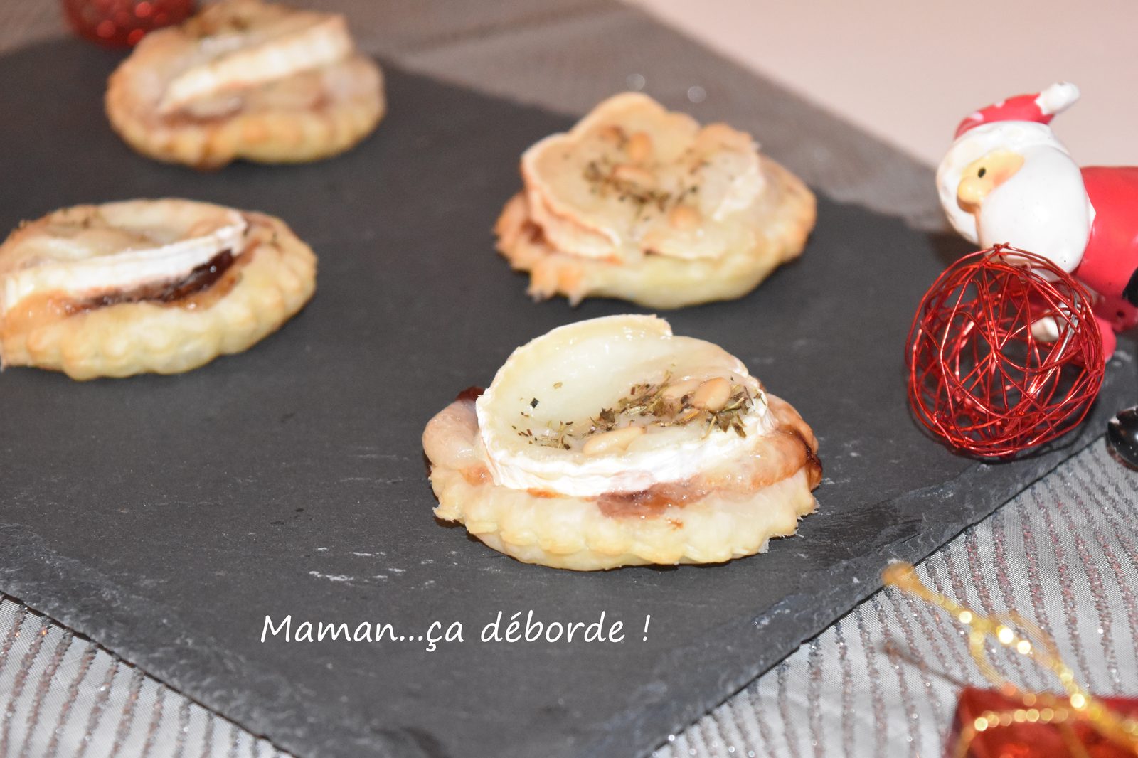 Toast feuilleté chévre et chutney d'oignon
