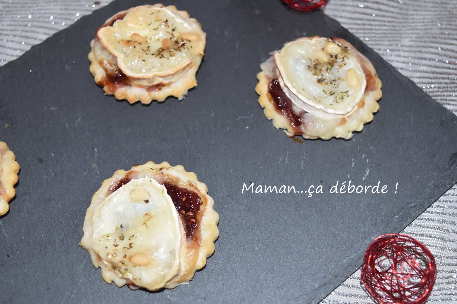 Toast feuilleté chèvre et chutney d'oignon